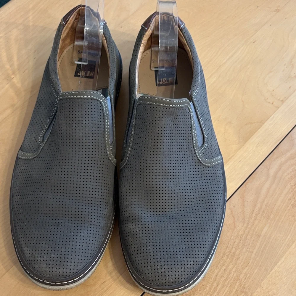 Men’s Johnston & Murphy McGuffey Gray Slip-On Perforated Suede Loafer. Size 10.5